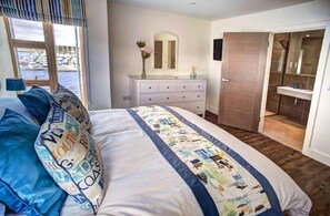 2 bedrooms, iron/ironing board, travel cot, free WiFi - 2 Bed in Amble (oc-566767) (Amble)