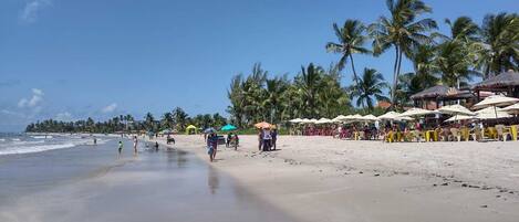 Una playa cerca, sillas reclinables de playa