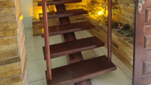 Una scala in legno con corrimano, che conduce a un livello inferiore.