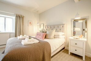 A hotel room with a bed, bedside table, and a window with curtains. - 3 Bed in Barbon (oc-b33652) (Barbon)