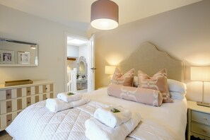 Travel crib, free WiFi, bed sheets