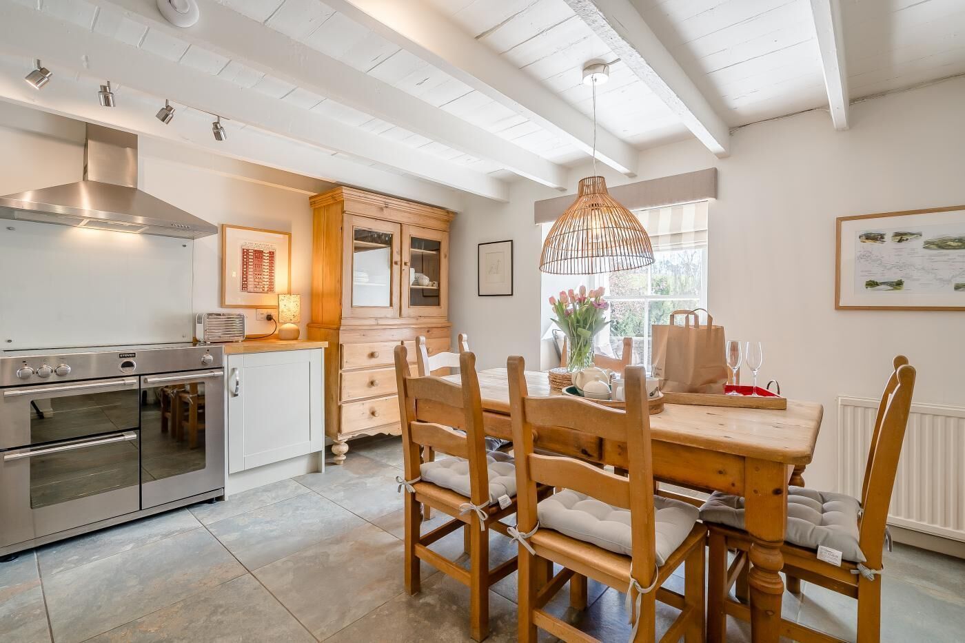 Microones, forn, trona i utensilis de cuina, vaixella i coberteria 