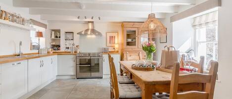 Microondas, horno, trona infantil y utensilios de cocina