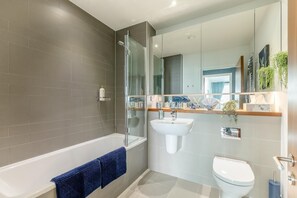 A modern bathroom with a glass-enclosed shower, a white sink, and a toilet. - 2 Bed in Torquay (oc-a33462) (Torquay)
