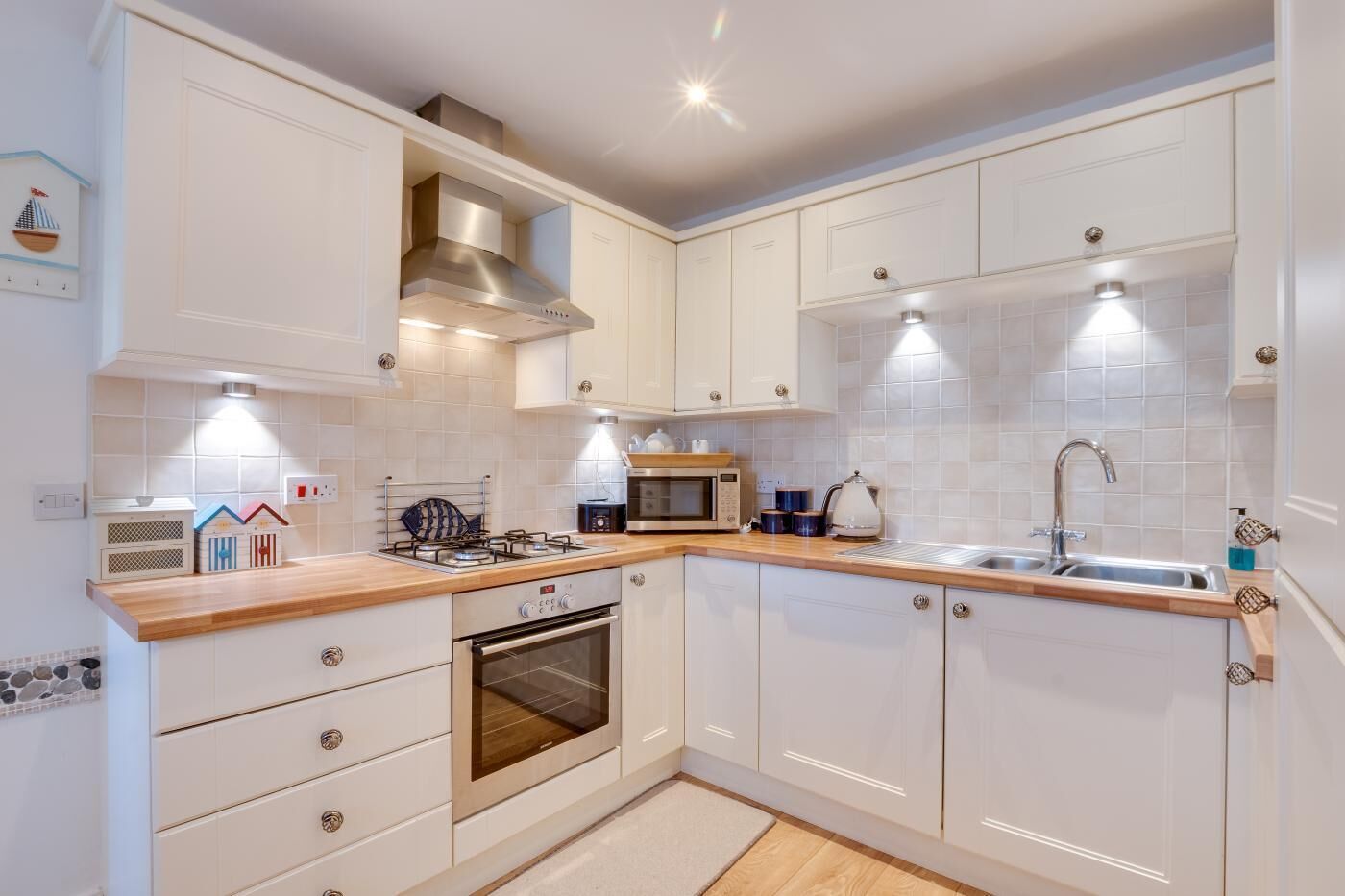 Mikrobølgeovn, ovn, opvaskemaskine, højstol