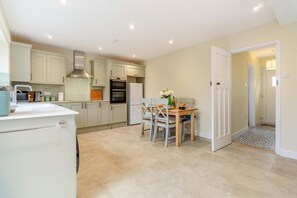 Microwave, oven, dishwasher, cookware/dishes/utensils - 2 Bed in Knodishall (oc-s33543) (Knodishall)