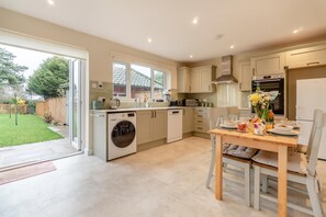 Microwave, oven, dishwasher, cookware/dishes/utensils - 2 Bed in Knodishall (oc-s33543) (Knodishall)