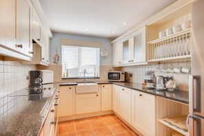 Mikroaaltouuni, uuni, astianpesukone, syöttötuoli