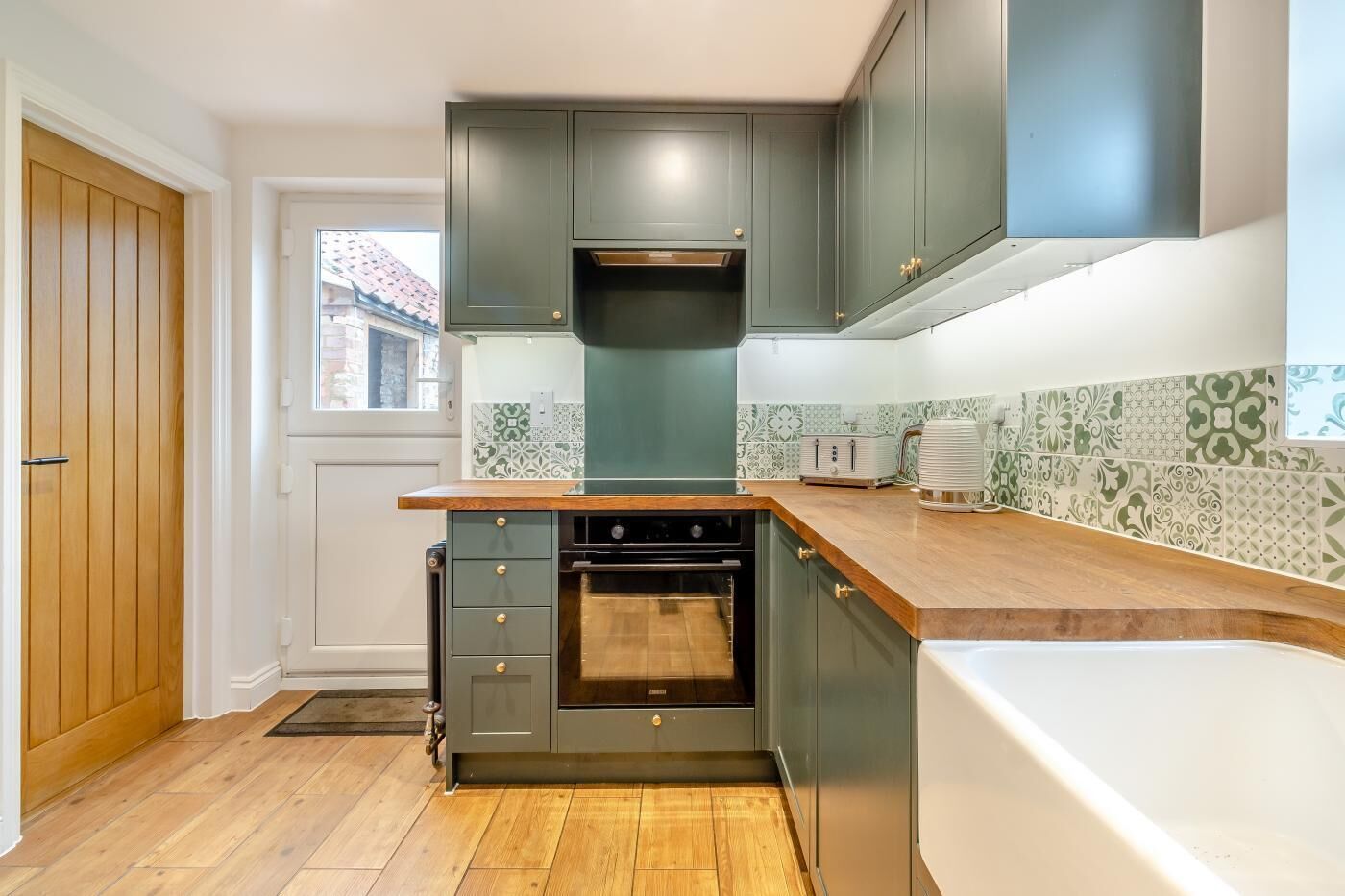 オーブン、食器洗い機、ハイチェア、調理器具と食器