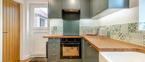 オーブン、食器洗い機、ハイチェア、調理器具と食器