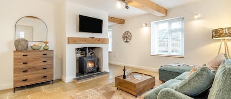 Televisión y chimenea