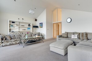 Ein Wohnzimmer mit einer Couch, einem Couchtisch und einem Bücherregal.