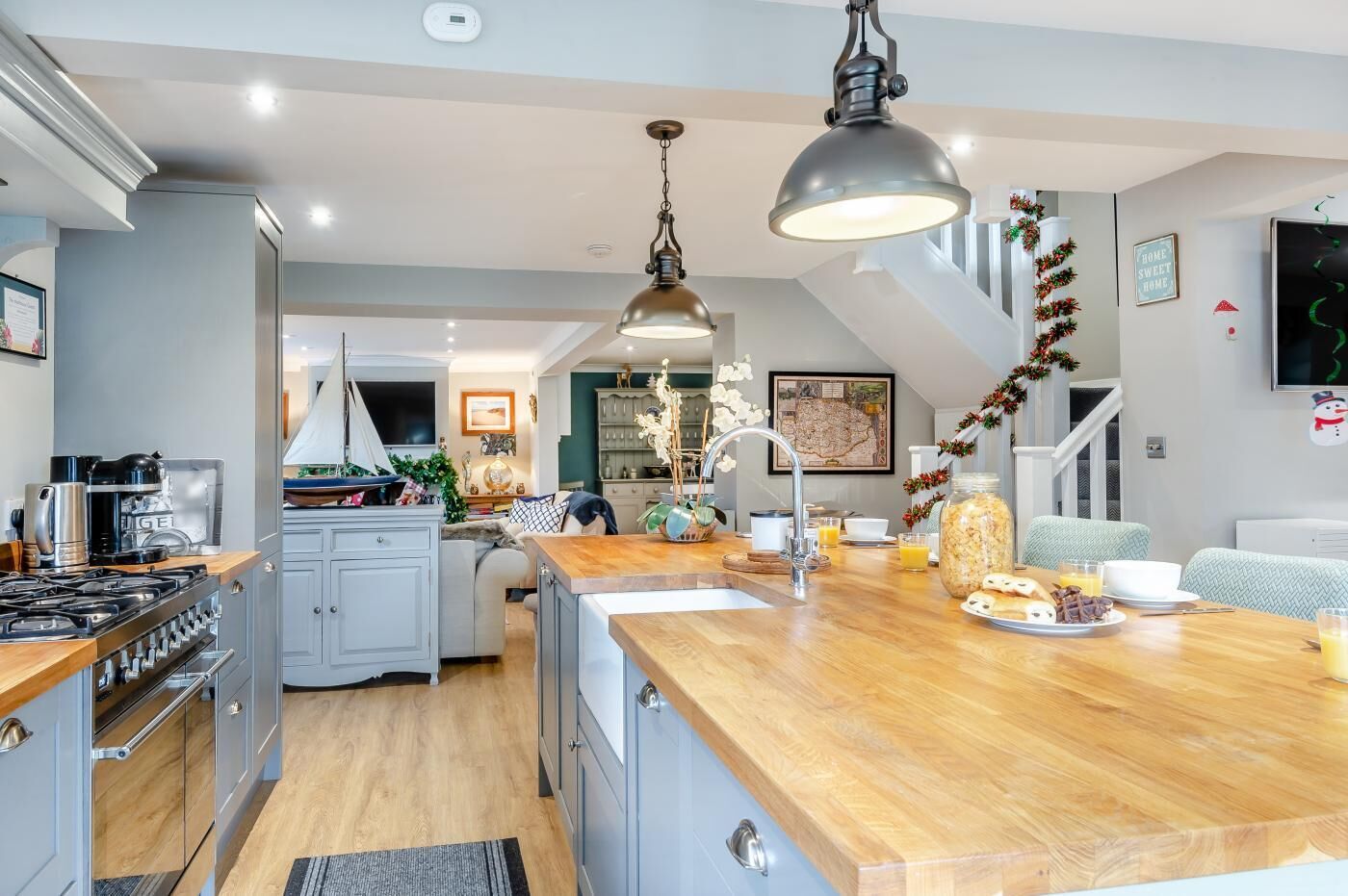 Micro-ondas, fogão, lava-louças, cadeirão de bebê