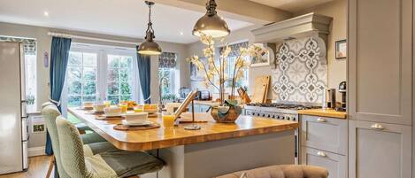 ميكروويف، فرن، غسالة أطباق، كرسي للأطفال