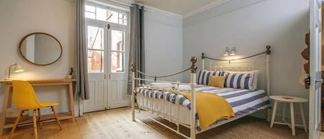 Tabla de planchar con plancha, wifi gratis y ropa de cama