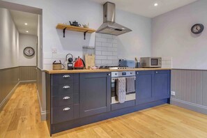 Oven, dishwasher, high chair, cookware/dishes/utensils - 2 Bed in Sheringham (oc-n33616) (Sheringham)