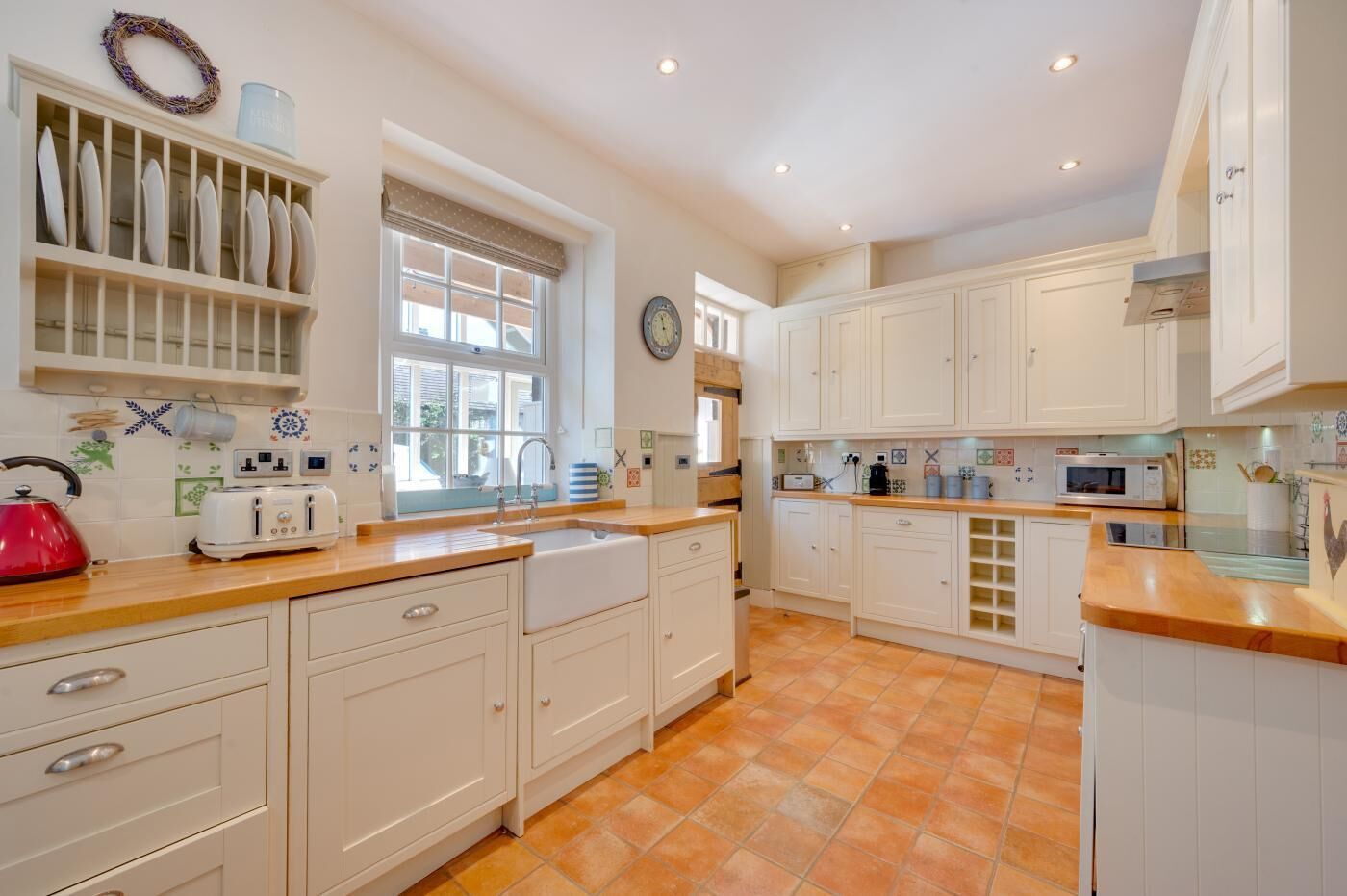 Micro-ondas, fogão, lava-louças, cadeirão de bebê