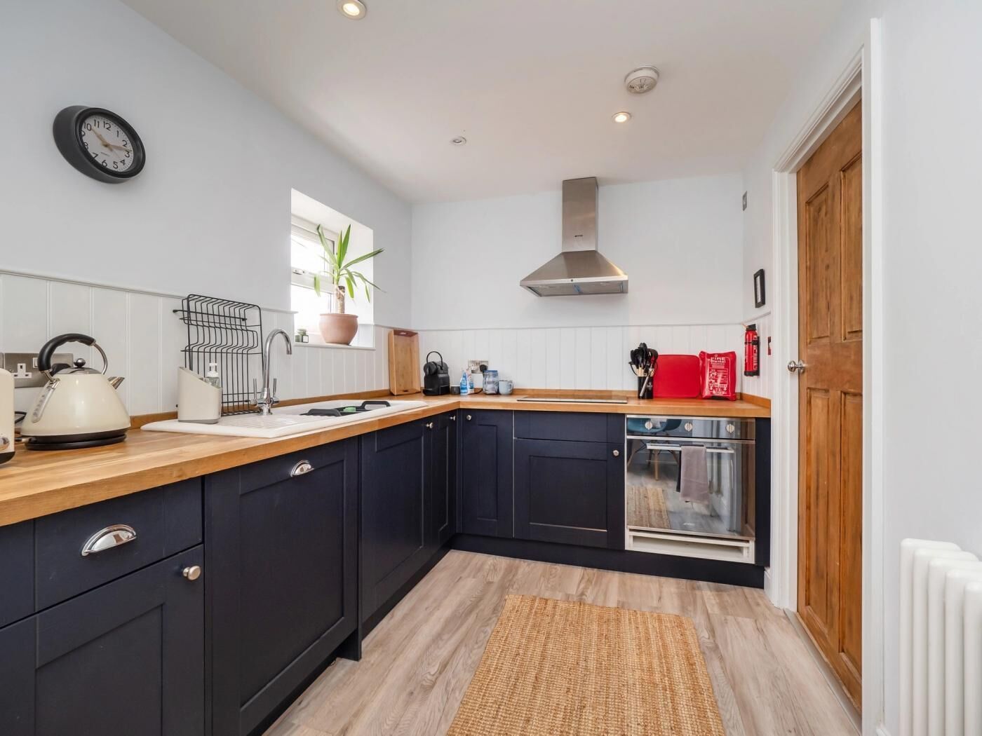 Horno, lavavajillas, trona infantil y utensilios de cocina