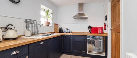 Horno, lavavajillas, periquera y utensilios de cocina