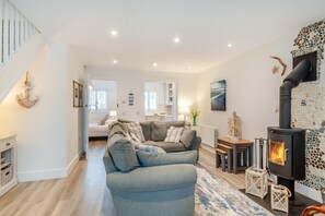 TV, fireplace - 3 Bed in Beadnell (oc-566762) (Beadnell)