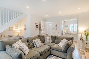 TV, fireplace - 3 Bed in Beadnell (oc-566762) (Beadnell)