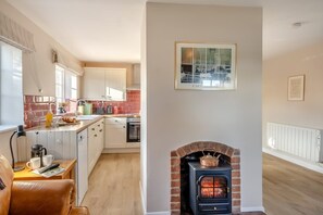 Microwave, oven, dishwasher, cookware/dishes/utensils - 2 Bed in Bressingham (oc-f33646) (Bressingham)