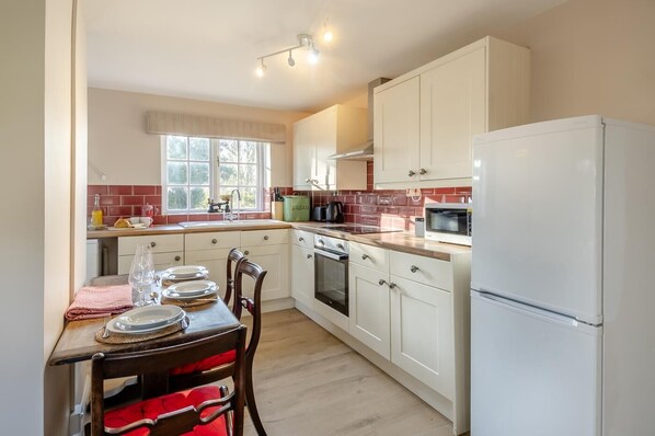 Microwave, oven, dishwasher, cookware/dishes/utensils