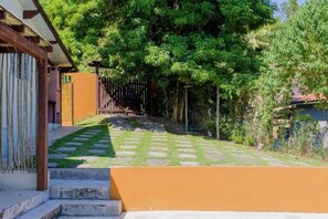 Property grounds - Family chalet, swimming pool, individual barbecue, garage, small pets allowed. (Ilhabela)