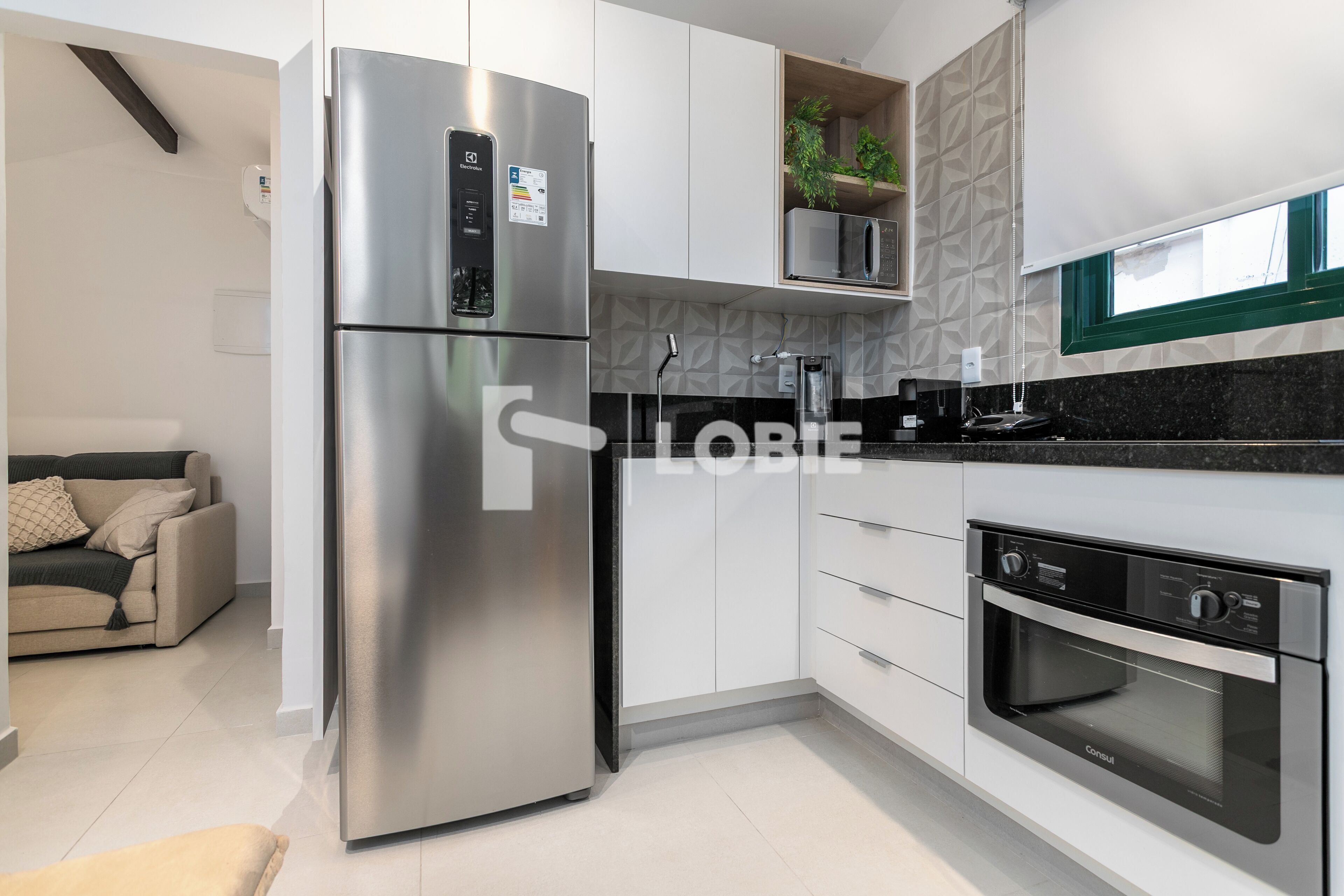 Departamento Deluxe | Cocina privada | Refrigerador, microondas, parrilla de estufa y utensilios de cocina 