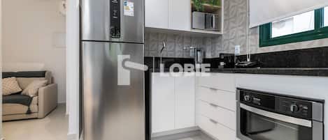 Departamento Deluxe | Cocina privada | Refrigerador, microondas, parrilla de estufa y utensilios de cocina