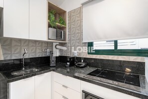 Deluxe Apartment | Private kitchen | Fridge, microwave, stovetop, cookware/dishes/utensils - Lobie Vilares Copacabana (Rio de Janeiro)