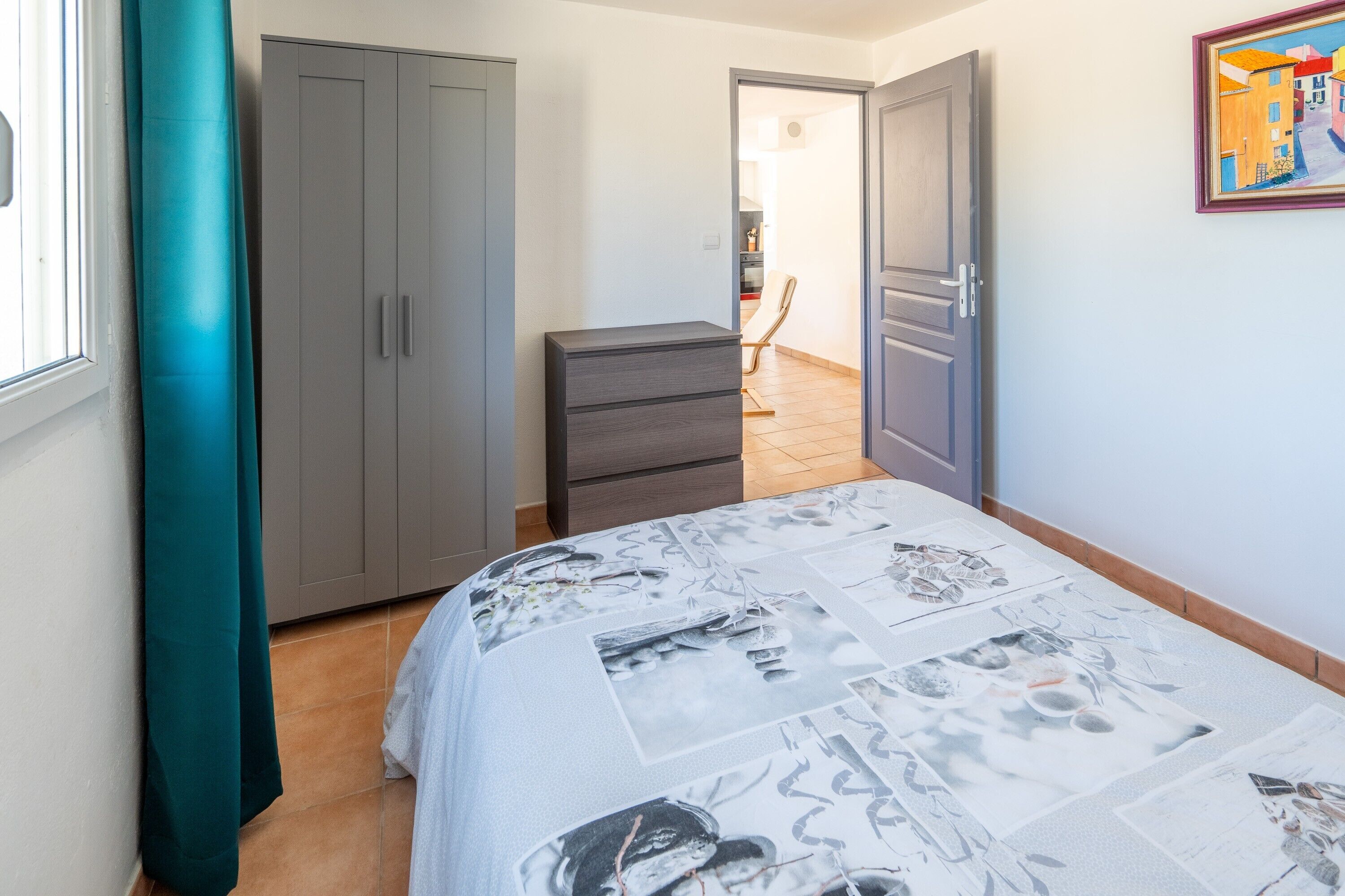 Iron/ironing board, bed sheets