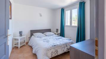Iron/ironing board, bed sheets
