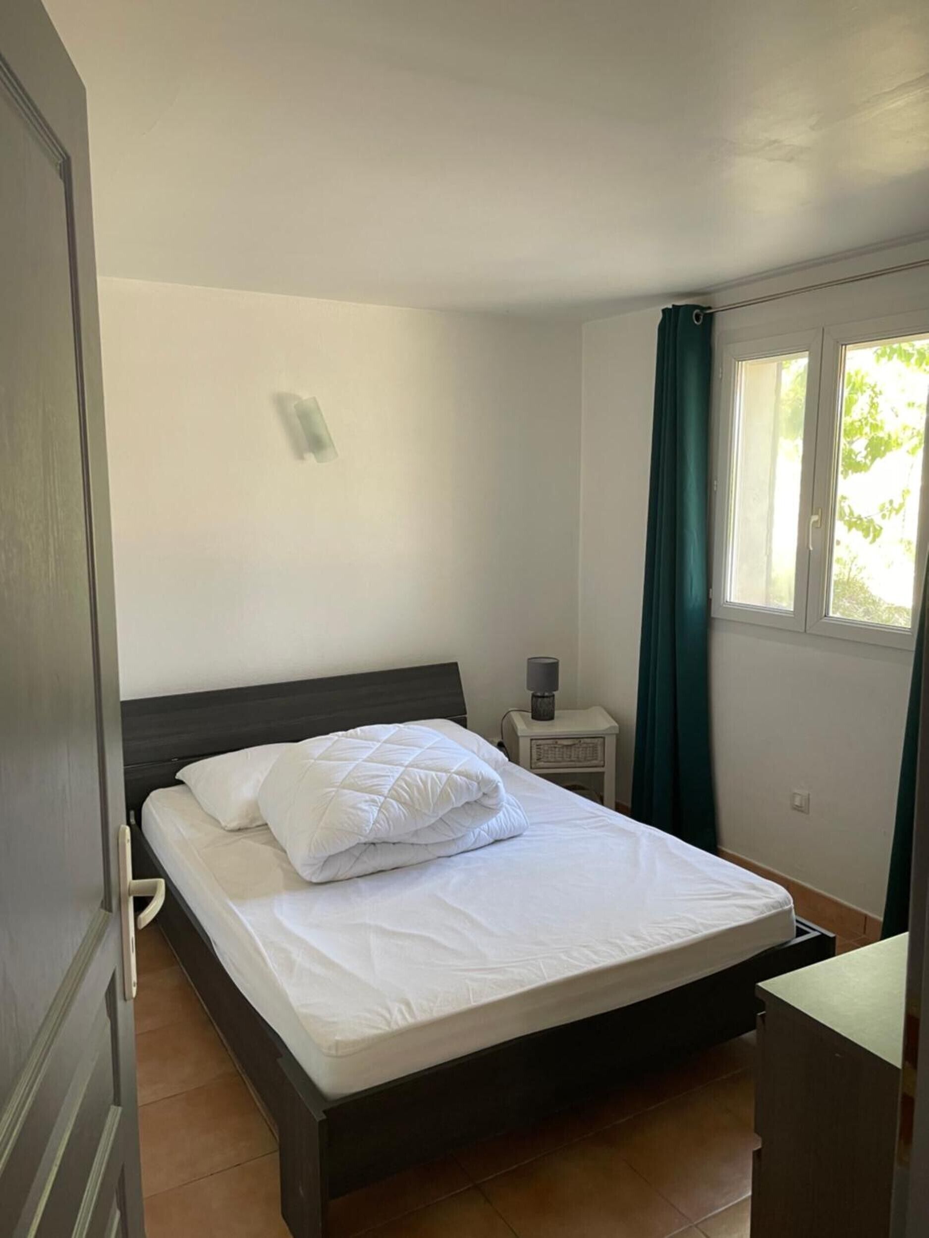 Tabla de planchar con plancha y ropa de cama 