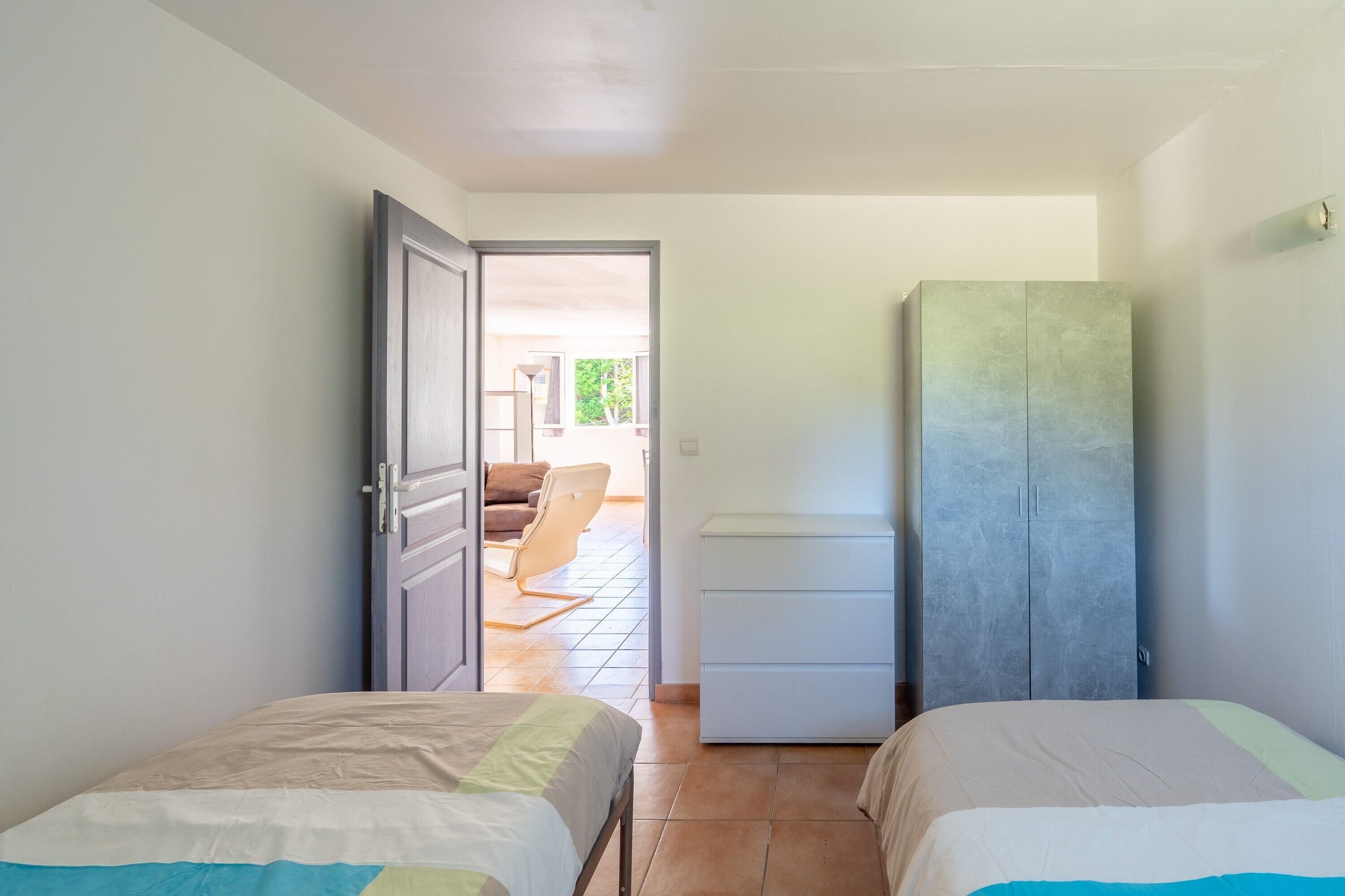 Iron/ironing board, bed sheets