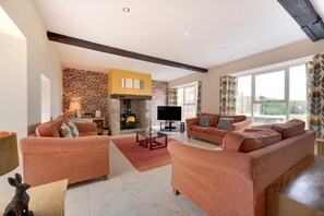 TV, fireplace - 4 Bed in nr Beadnell (oc-566760) (Beadnell)