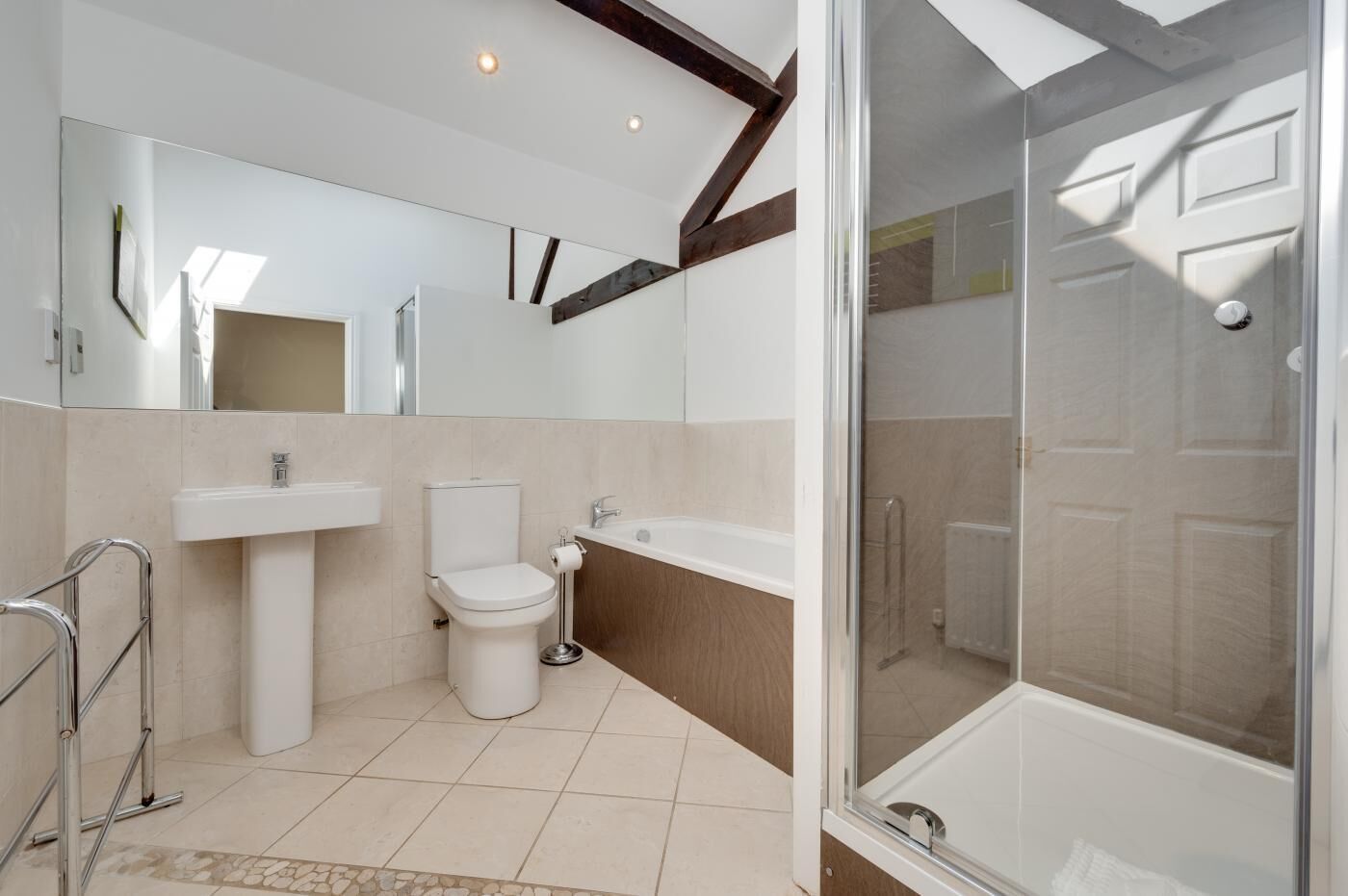 Un bagno moderno con toilette, lavandino e vasca da bagno.