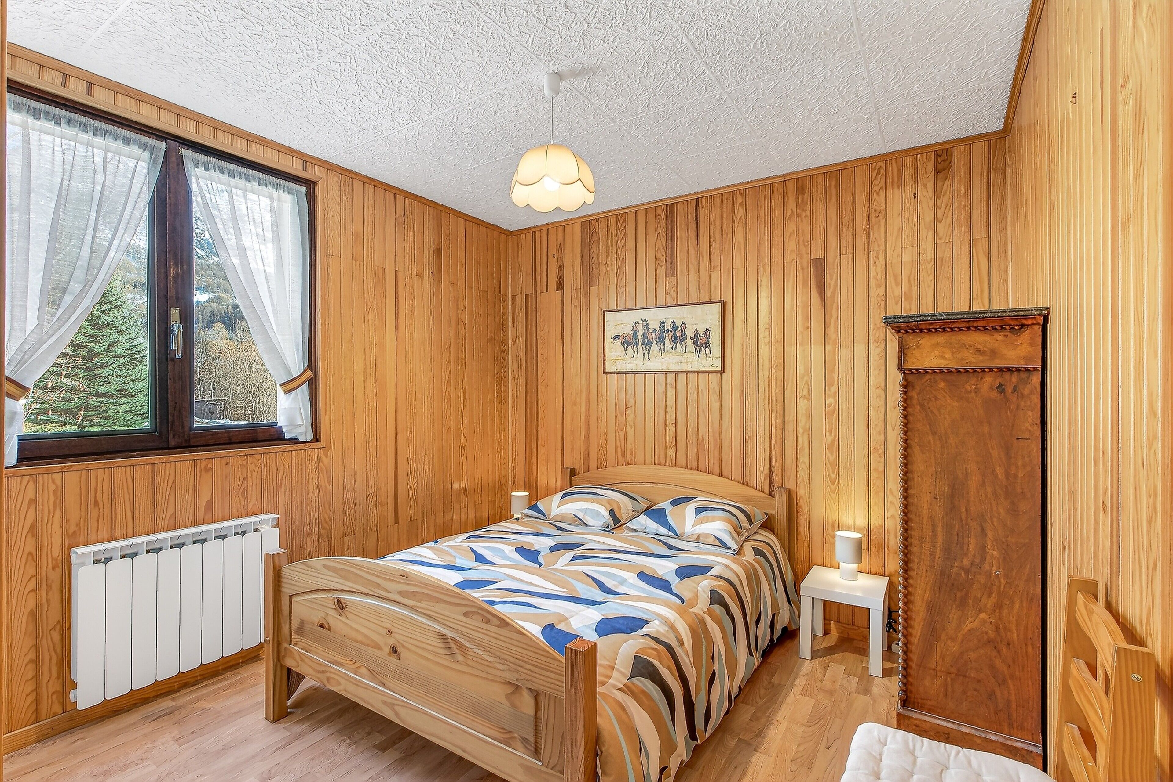 Iron/ironing board, bed sheets