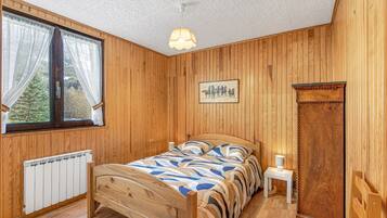 Iron/ironing board, bed sheets