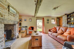 TV, fireplace - 2 Bed in Brecon (oc-37318) (Pentre-bach)