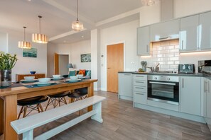Microwave, oven, dishwasher, cookware/dishes/utensils - 2 Bed in Swanage (oc-wy619) (Swanage)