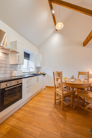 Microwave, oven, dishwasher, cookware/dishes/utensils - 2 Bed in Quidenham (oc-2234) (Quidenham)