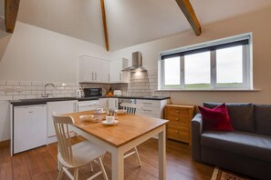 Microwave, oven, dishwasher, cookware/dishes/utensils - 1 Bed in Quidenham (oc-2232) (Quidenham)