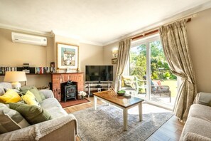 Fireplace - 2 Bed in Hickling (oc-1794) (Hickling)