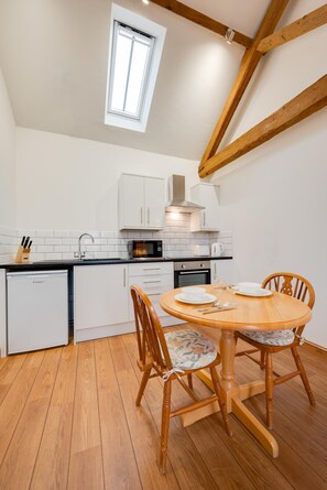 Microwave, oven, dishwasher, cookware/dishes/utensils - 1 Bed in Quidenham (oc-2233) (Quidenham)