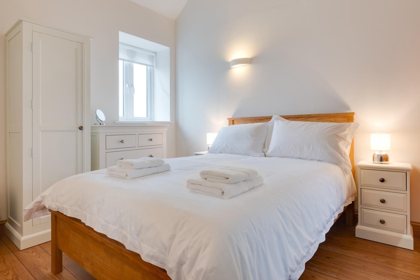 Planxa i posts de planxar, wifi gratuïta i roba de llit 