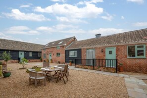 Outdoor dining - 3 Bed in Great Waldingfield (oc-ac2) (Great Waldingfield)