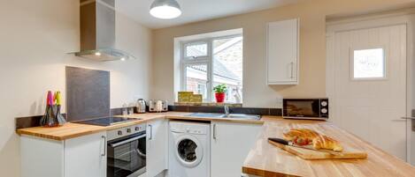 Mikrowelle, Ofen, Geschirrspüler, Hochstuhl