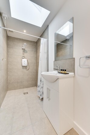 Hair dryer, towels - 3 Bed in Great Waldingfield (oc-ac2) (Great Waldingfield)