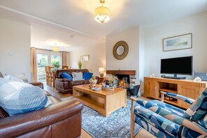 TV, fireplace - 3 Bed in Padstow (oc-d33649) (Padstow)